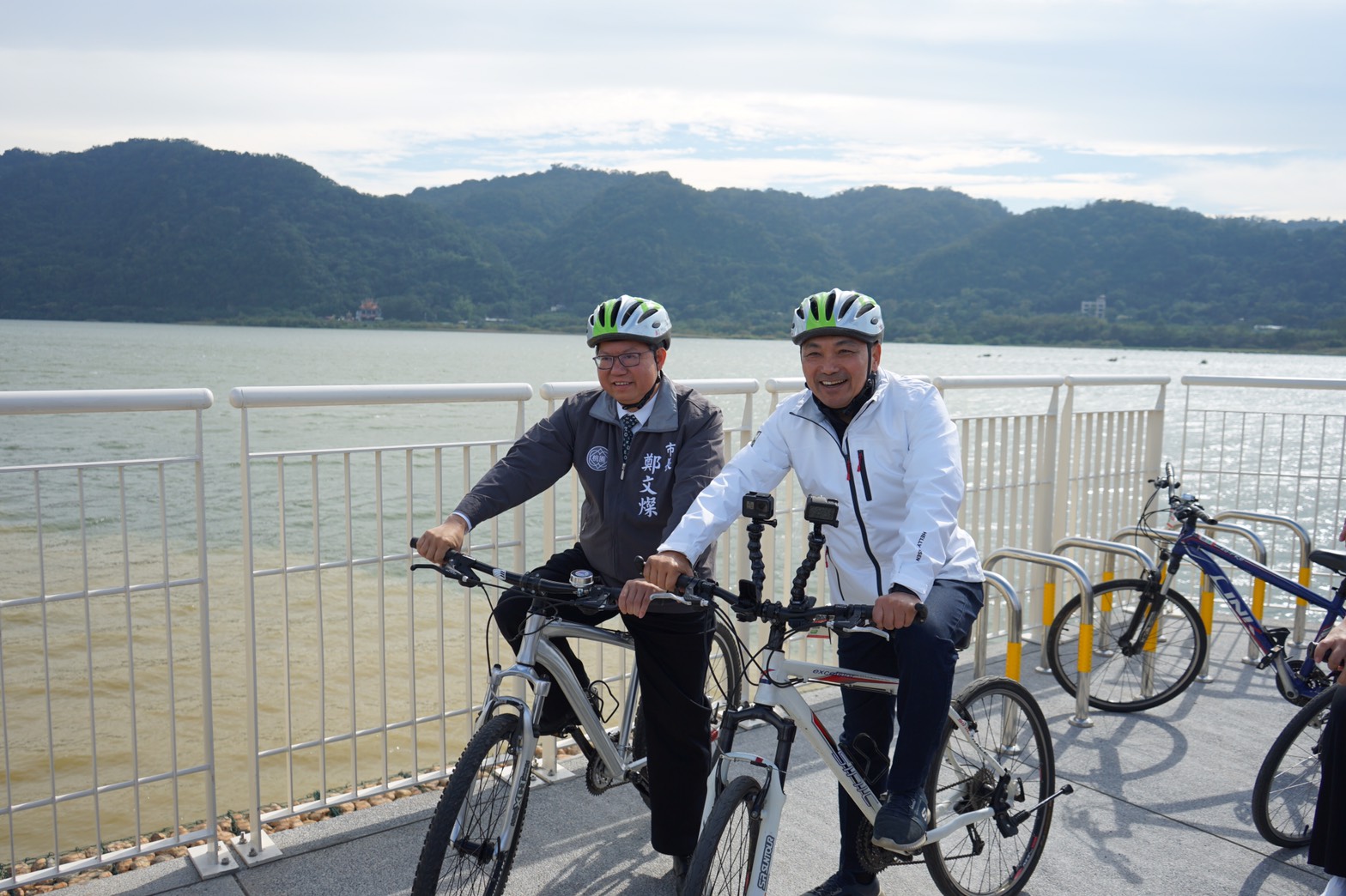 兩市長共同騎乘自行車